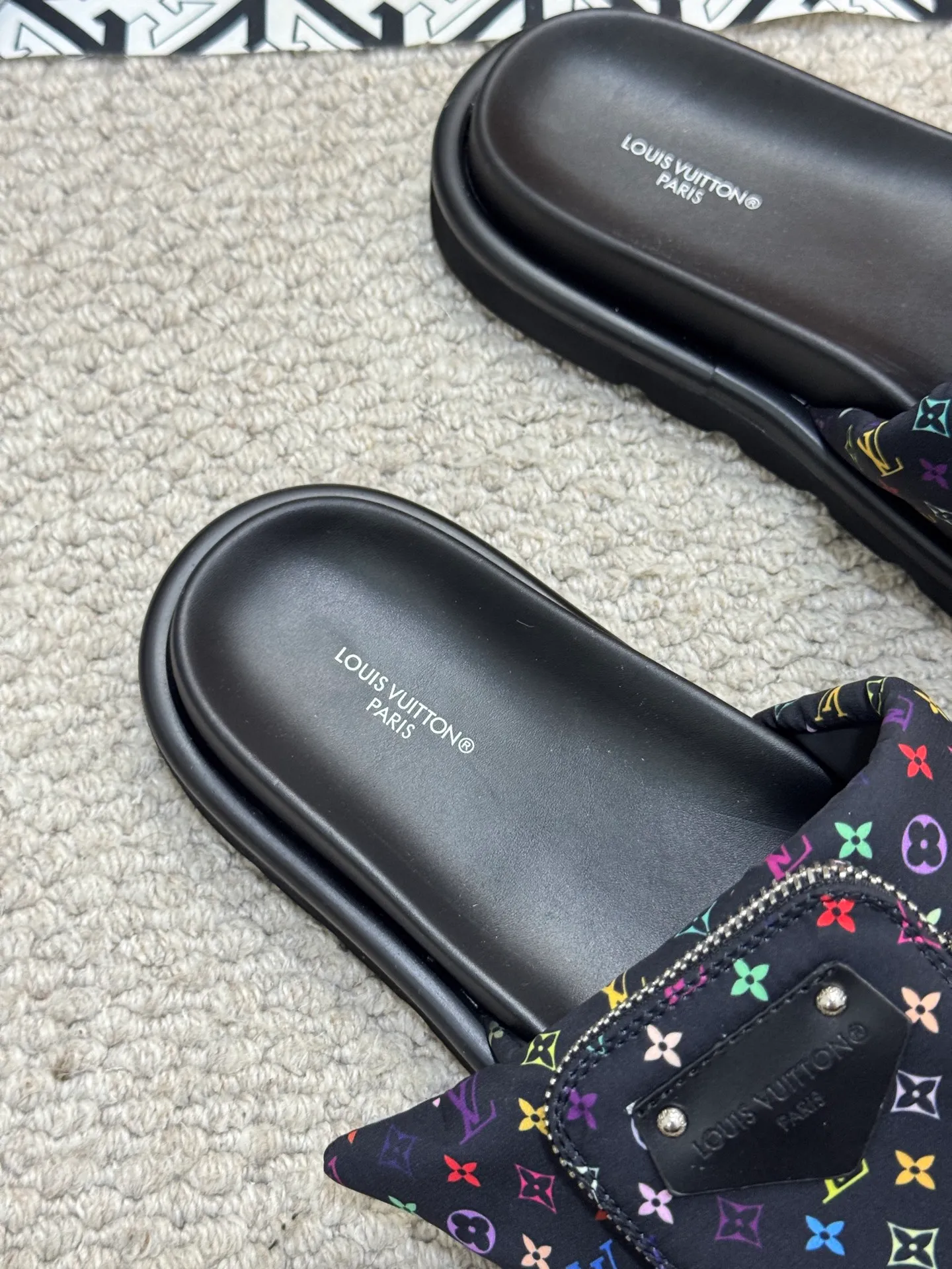 Men's shoes 💰400 [New style] 🦇🦇Top original order [Louis Vuitton] Couple style 👫Spring and summer style🎯🎯As an active family in the fashion industry ⭐ Lv is characterized by bold innovation ⚡Fabric down cloth🔥 Combined outsole, clean and tidy ⚡Fashionable and generous🌹Multiple colors available..Size: 36-44 (45 customized